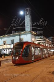 Image du Maroc Professionnelle de  Les premiers essais de circulation du Tramway Casablanca durant la nuit sur l'avenue Hassan II près de la Wilaya de la ville, Mercredi 21 Novembre 2012. (Photo / Abdeljalil Bounhar)

